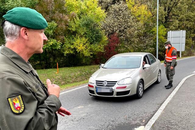 Militär-Vize-Landeskommandant Oberst Raimund Wrana spricht von Routenverlegung ins Südburgenland. | Foto: Gernot Heigl