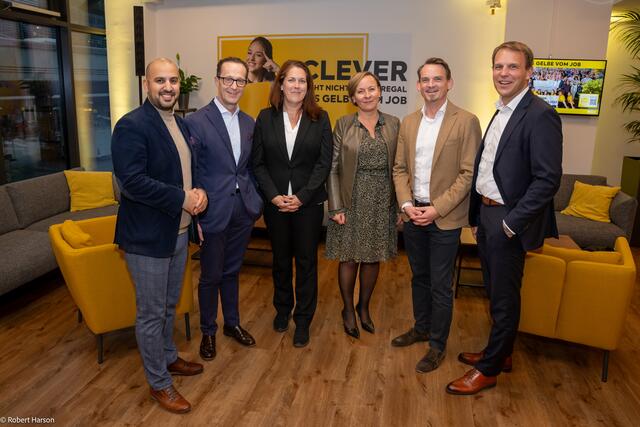 Bei der Eröffnung der Ausbildungsstätte (v.l.): Hamed Mohseni (BILLA Vertriebsdirektor), Robert Nagele (BILLA Vorstand Ressort Immobilien), Bezirksvorsteherin Christine Dubravac-Widholm (SPÖ), Elke Peller-Kühne (Leiterin Human Resources Management bei BILLA AG), Stefan Weinlich (BILLA Vertriebsdirektor) und Eric Scharnitz (BILLA Vertriebsdirektor). | Foto: Robert Harson/Rewe Group
