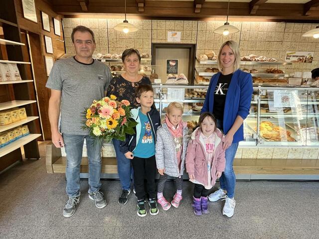 Besuch in der Backstube: Rudolf und Claudia Mühl, Felix, Amelie, Emma und Kindergartenleiterin Pamela Wiedner | Foto: Stadtgemeinde Oberwart