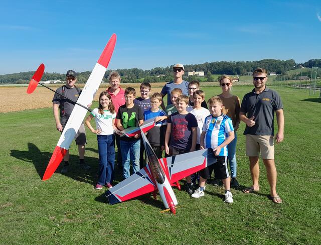 Um zu sehen, wie Flugzeuge aufgebaut sind und warum sie fliegen können, besuchten die jungen Forscher:innen den Modellbauclub MBC Dädalus in Rems.  | Foto: Sport/Mittelschule St. Valentin/Schubertviertel