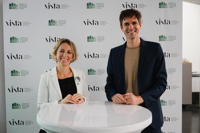 ISTA Vizepräsidentin für Science Education Gaia Novarino und VISTA Leiter Christian Bertsch bei der Pressekonferenz im MQ 3. | Foto: ISTA Natascha Kokart