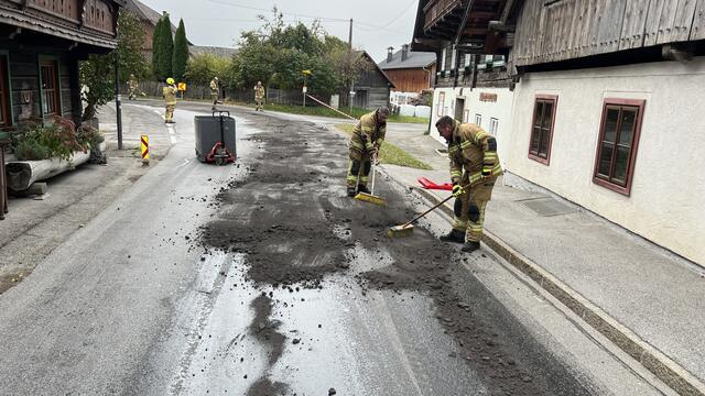 Eine massive Ölspur zog sich durch die Tamsweger Ortschaft Wölting. | Foto: FF Tamsweg