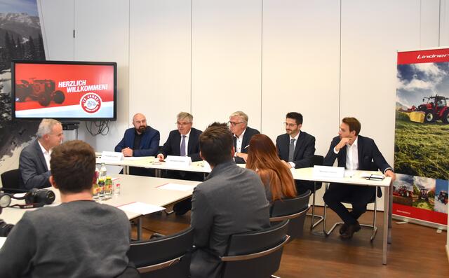 Das Familienunternehmen mit Sitz in Kundl wagte zum 75. Jubiläum einen Ausblick. Christoph, Hermann, Stefan, David und Manuel Lindner (v.l.) setzen auf eine kontinuierliche Weiterentwicklung.  | Foto: Barbara Fluckinger