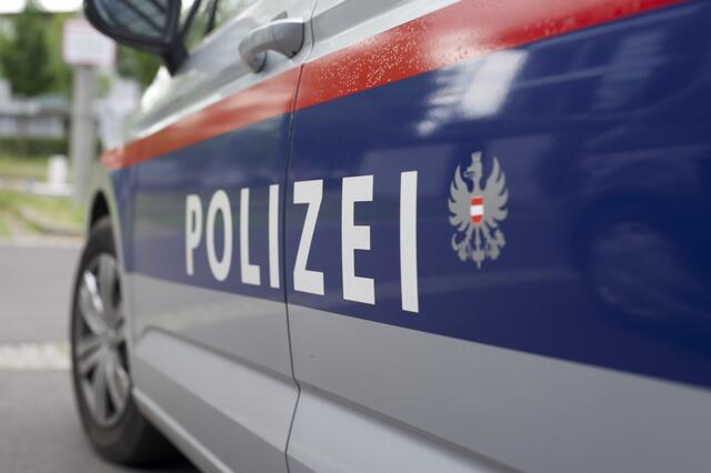 Am  Mittwochnachmittag kam es auf der Paznauntalstraße im Gemeindegebiet von Kappl zu einem schweren Verkehrsunfall. Zwei Personen wurden verletzt. | Foto: BRS / Symbolbild
