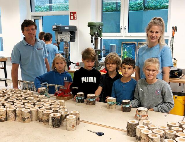 Reinhard Waller und Beate Wöber mit Kindern im Werkraum der Mittelschule. | Foto: Mittelschule Retz