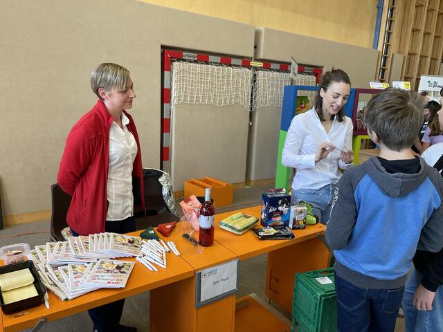 Die Jugendlichen konnten selbst wählen, zu welcher Werkbox sie näher schauten. | Foto: Reinhard Posch