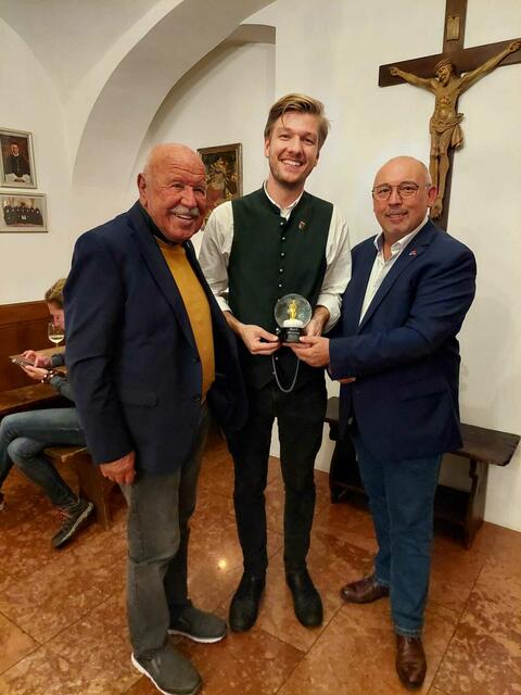 Bezirksvorsteher a.D. Hans Mentschik, Filip Bartenbach und Bezirksvorsteher Peter Jagsch (SPÖ) bei der Verabschiedung in Dornbach. | Foto: BV17