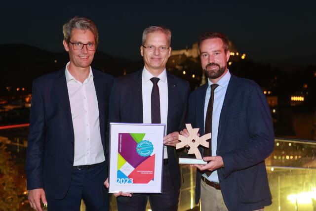 Der Salzburger Verkehrsverbund zeichnet den Raiffeisenverband Salzburg als "Jobticket-Champion" aus: (v.l.) Johannes Gfrerer, Geschäftsführer Salzburger Verkehrsverbund GmbH, Andreas Derndorfer, Mitglied der Geschäftsleitung Raiffeisenverband Salzburg, und Landeshauptmann-Stellvertreter Stefan Schnöll | Foto: Salzburg Verkehr/Neumayr