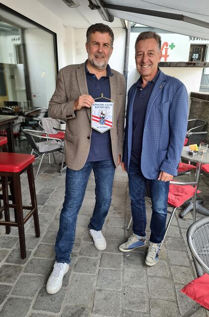 Werner Mayerhofer überreicht Peter Fischer (im Bild li) den Wimpel des Clubs. | Foto: KC