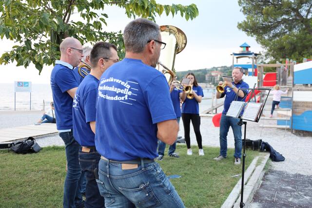 Pünktlich zum Sonnenuntergang fand eine kleine Spielerei am Strand statt. | Foto: Musikverein Mischendorf