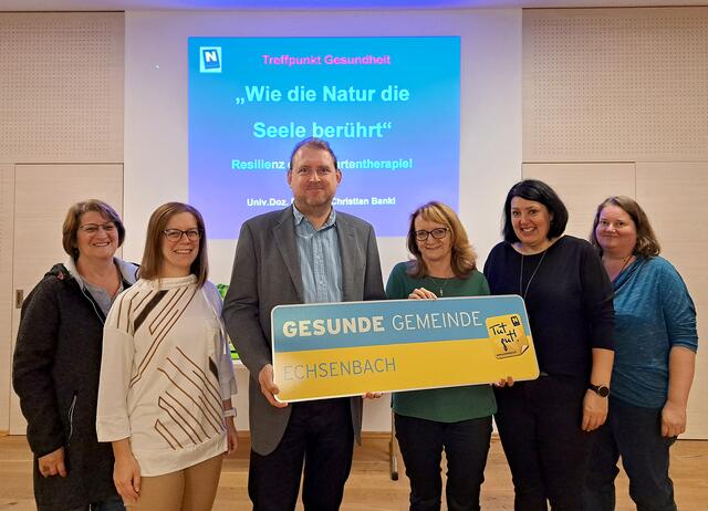 Fototext: Gudrun Scharf, Sonja Höchtl, der Vortragende Hans Christian Bankl, Arbeitskreisleiterin Maria Kletzl, Gemeinderätin Bettina Hofmann und Margit Breit (v.l.) beim Vortrag über Gartentherapie im Gemeindeamt Echsenbach | Foto: Marktgemeinde Echsenbach