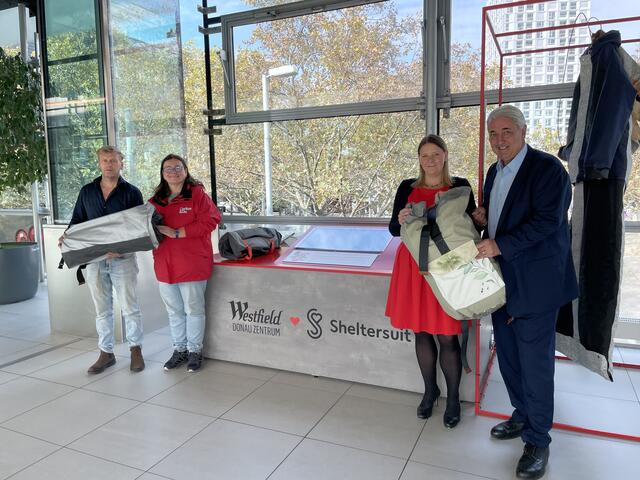 Im Donauzentrum wurde das neue Projekt von Sheltersuit, das obdachlose Menschen unterstützen soll, präsentiert. | Foto: BV22