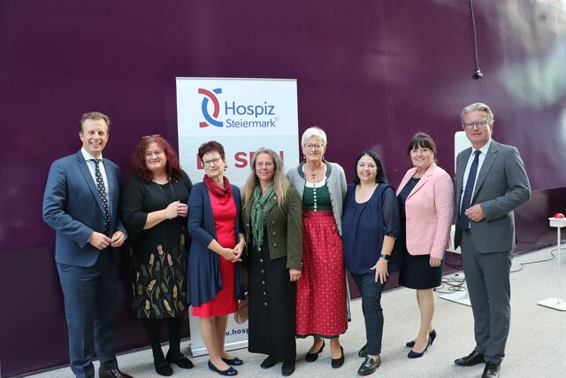 Die GU-Teamleiterinnen Erni Baierl, Monika Dunkl und Melitta Deutschmann, mit Petra Maier-Scheiner (alle Bildmitte) sowie LR Karlheinz Kornhäusl, Sabine Janouschek, LT-Präs. Manuela Khom und LH Christopher Drexler. | Foto: Edith Ertl