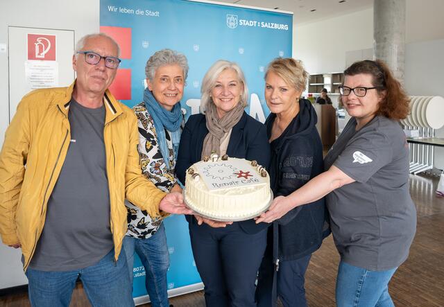 Christian Reisinger (BWS Lehen), Ursula Sargant-Riener (Verein der Freund:innen des Repair Cafés), Stadträtin Andrea Brandner, Andrea Hohenwarter und Doris Wlczek-Spanring (Organisationsteam) | Foto: Stadt Salzburg/ Alexander Killer
