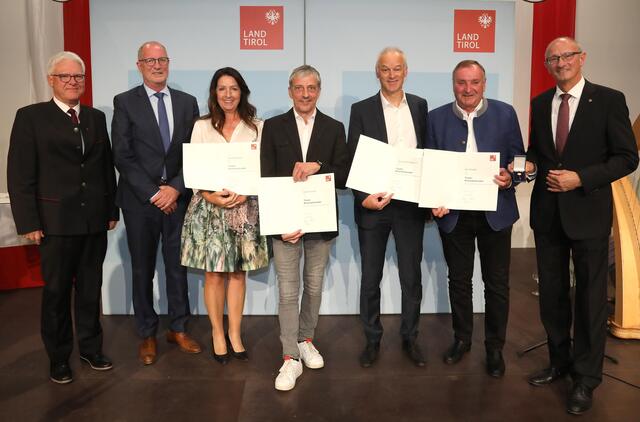 v.li.: BH Siegmund Geiger, Bürgermeister von Ischgl Werner Kurz und LH Anton Mattle (re.) bedankten sich bei den Geehrten der Gemeinde Ischgl. | Foto: Land Tirol/Frischauf-Bild
