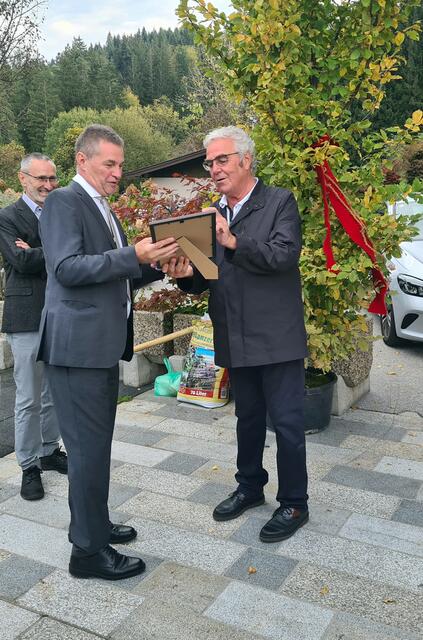 Imm. Past Präsident Rass übernimmt das Geschenk (Hainbuche im Hintergrund) von Präs. Ludwig Ruetz (KC Landeck-Imst, re.). | Foto: KC