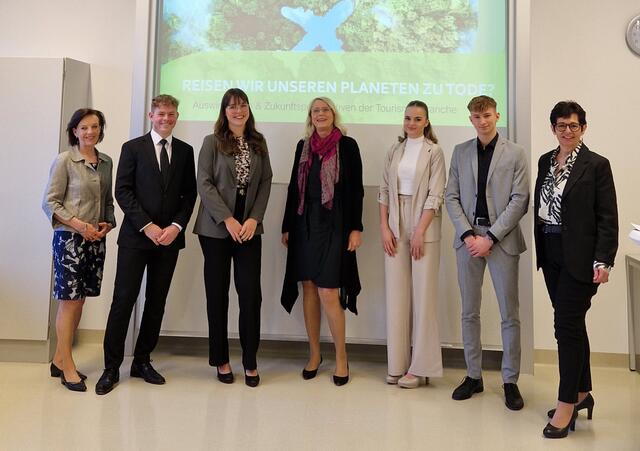 Das erfolgreiche Feldbacher Team: Klassenvorstand Ulrike Kiedl-Gölles, Johannes Schmidt, Laura Marie Tropper, Projektbetreuerin Martina Freudenthaler, Sophie Seiler, Christian Wiedner und Direktorin Astrid Winkler (v.l.) | Foto: BHAK Feldbach 