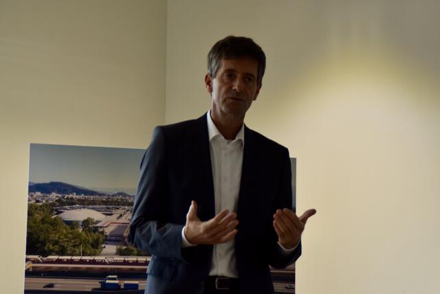 S-Link Geschäftsführer Stefan Knittel begrüßte die Gäste der Pressekonferenz und gab erste Details zum Projekt "Messebahn". | Foto: Carmen Kurcz