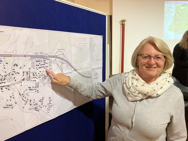 Elfriede Kapeller zeigt auf "ihr Haus" in der Fichtengasse, ganz nahe an der Autobahn A21. "1994, als wir hier gebaut haben, war es noch viel leiser! Das war erträglich."