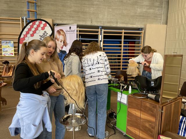 Bei den Werkboxen konnten die Schülerinnen und Schüler selbst Hand anlegen. | Foto: Reinhard Posch