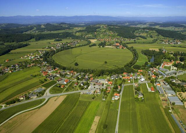 Die Gemeinde Lang setzt auf die Zukunft und investiert langfristig in den Ausbau alternativer Energien.  | Foto: Ambros