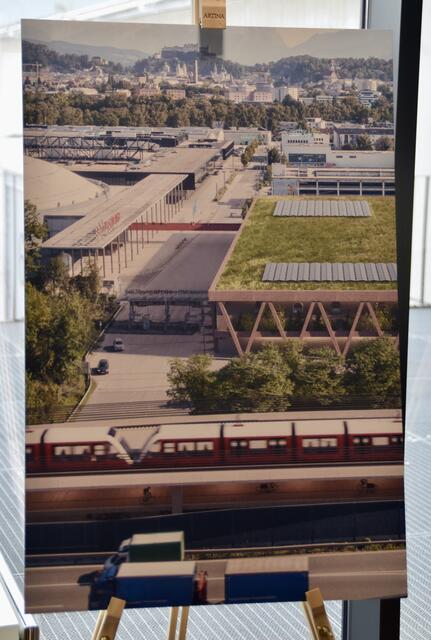 Bilderausstellung des geplanten "Messebahn"-Projekts bei der Pressekonferenz im Messezentrum Salzburg. | Foto: Carmen Kurcz