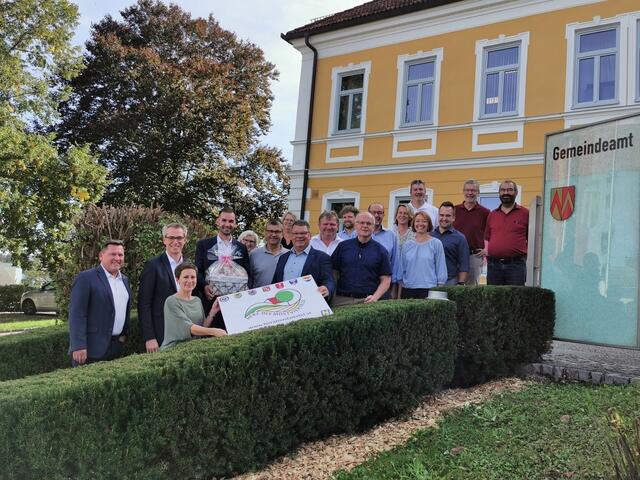 Fachexkursion mit VertreterInnen der NÖ Kleinregion Herz des Mostviertels nach St. Marien (OÖ) (v.l.n.r., ohne Titel) Amtsdirektor Adi Schöngruber (St. Marien), Kleinregionsobmann Bürgermeister Johannes Heuras, Regionalberaterin Sarah Kühr (NÖ.Regional), Bürgermeister Walter Lazelsberger und GemeindevertreterInnen der sieben Kleinregionsgemeinden | Foto: NÖ Kleinregion Herz des Mostviertels