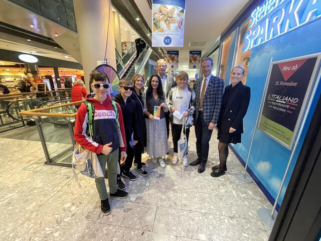 Die Stadt Kapfenberg war ebenfalls mit einem Stand vertreten, im Bild: Interessierte Jugendliche mit Gerhard Vorcnik, Bürgermeister Fritz Kratzer und Michelle Waldner von der Centerleitung.