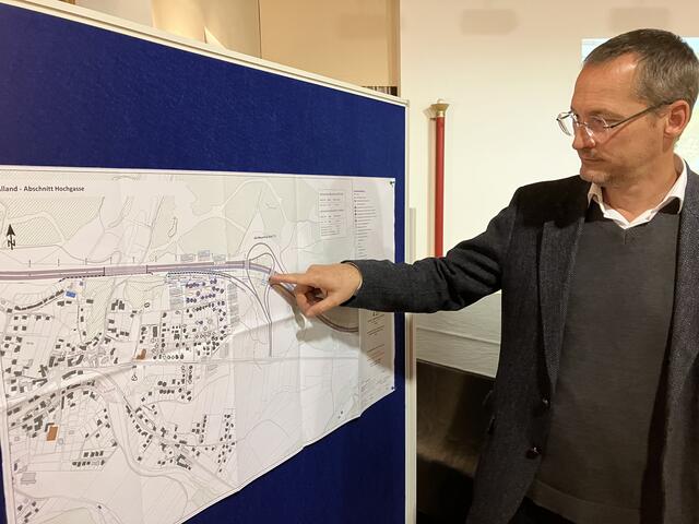 Karl Weintögl zeigt, wie wie die Lärmschutzwände gezogen werden sollen - bis zum Ende des Beschleunigungsstreifens Auffahrt Mayerling Richtung Wien.