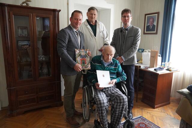 v.l. stehend: Bürgermeister Harald Riemer, Karl Bonholzer (Sohn), BH-Stellvertreter Manuel Höfer
sitzend: Karl Bonholzer (Jubilar) | Foto: Marktgemeinde Purgstall