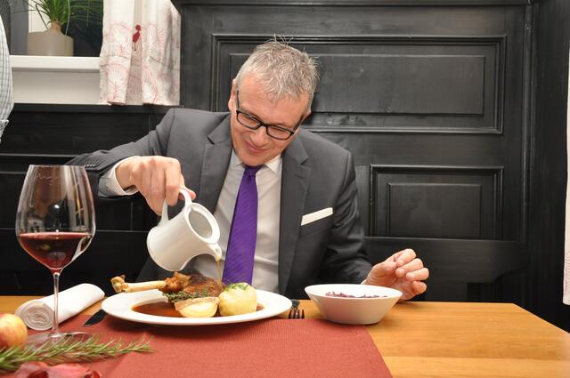 August Teufl lässt sich das traditionelle Gansl schmecken. | Foto: Werner Schrittwieser