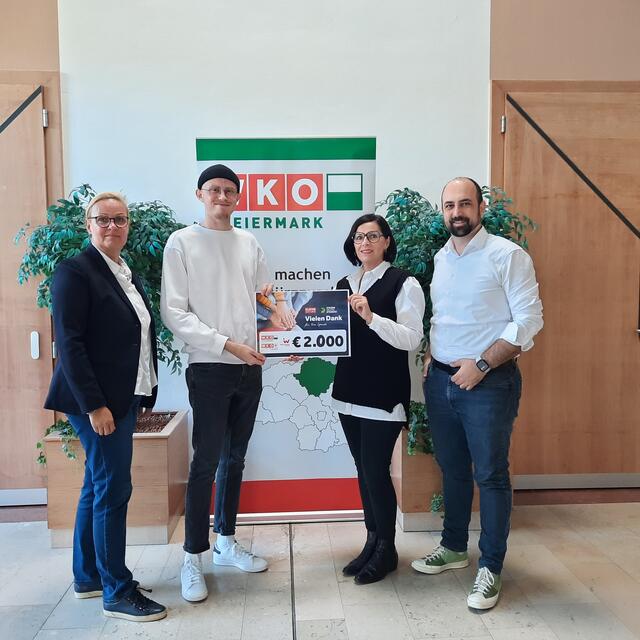 Mike Ulm (JW), Cornelia Izzo (FiW), Moritz Prettenhofer (Kleine), und Martina Romen-Kierner (WKO Bruck-Mürzzuschlag) bei der Scheckübergabe am vergangenen Montag. | Foto: WKO