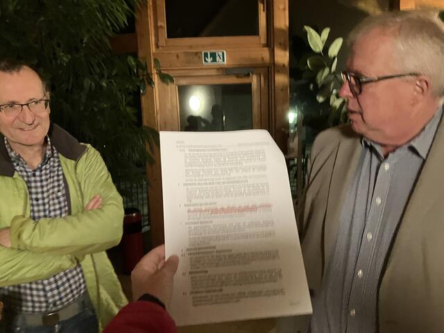 Erwin Dollensky und Bürgermeister Ludwig Köck mit dem Vertragspapier, in dem fixiert ist, dass die ASFINAG beabsichtigt, bis spätestens Ende 2026 die Lärmschutzwände fertigzustellen.