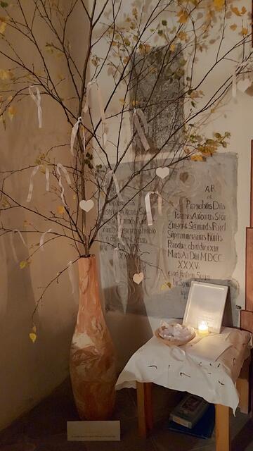 Weiße Bänder, die an einen Baum oder Ast geknüpft werden können, dienen als Zeichen der Hoffnung auf Versöhnung. | Foto: THG