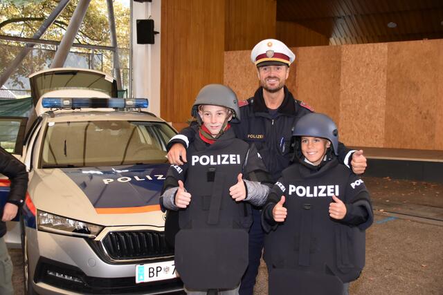 "Coole Sache" befanden auch Moritz Wutscher und Raphael Pfeifer – im Bild mit dem Organisator der Aktion, Stefan Bosin von der PI Fulpmes | Foto: Kainz