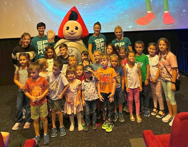 Jugendbetreuerin Julia Ötsch, Sparefroh, Jugendbetreuerin Manuela Mala, Marketingmanagerin Theresa Mikesch gemeinsam mit Besucherkindern. | Foto: Sparkasse WRN