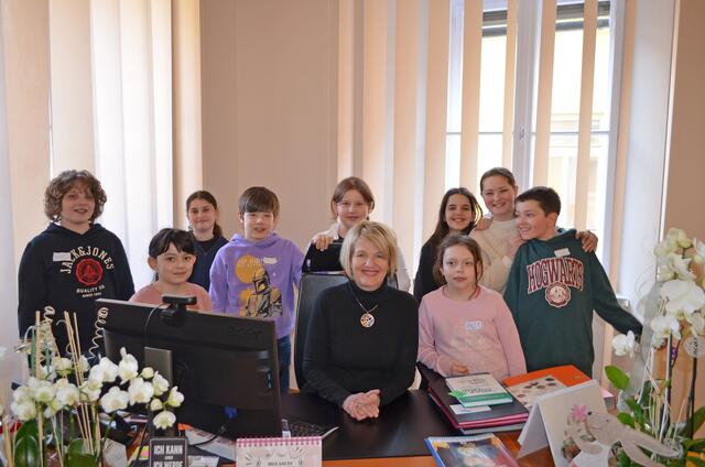 Bürgermeisterin Andrea Winkelmeier und die Mitglieder des Kinderparlaments. | Foto: Stadt Bruck