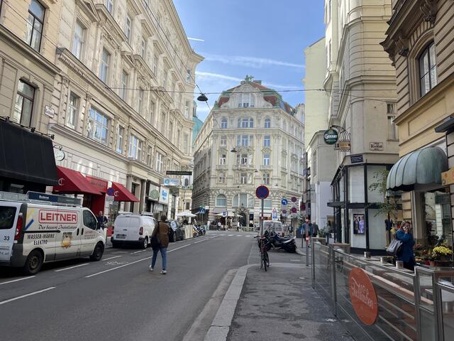 Wenig Platz für Fußgänger, ein sehr schmaler Radweg: Für Hirschenhauser ist die Tuchlauben nicht mehr zeitgemäß. | Foto: Anna-Sophie Teischl/RMW
