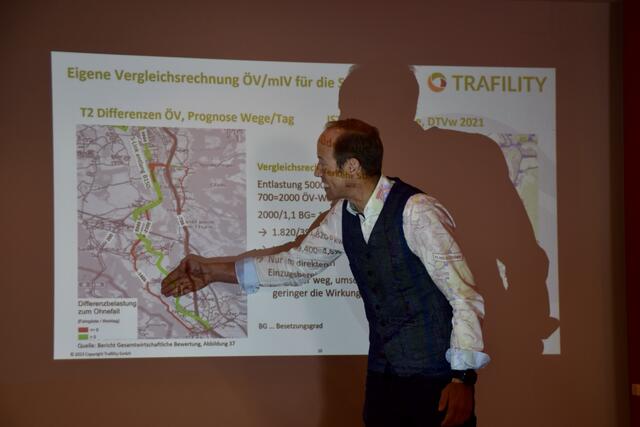 Der Grazer Verkehrsplaner Georg Kriebernegg erklärt anhand von Daten, dass bestehende Staubildungen durch den S-Link nur in geringem Ausmaß reduziert werden könnten. | Foto: Carmen Kurcz