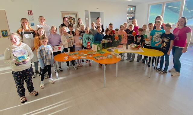 Angeführt von Bezirksbäuerin Marianne Gruber (rechts) haben heimische Seminarbäuerinnen in der Volksschule Gaal rund um den Welternährungstag die Landwirtschaft zum Anfassen in die Schule gebracht. | Foto: Taucher