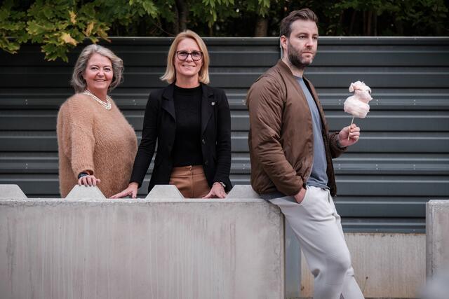 Freuten sich über las legendäre Konzert: Sabine Hauger (Bettfedernmanagement), Natascha Matousek (Bürgermeisterin Oberwaltersdorf) mit JOSH. | Foto: Katrin Pirzl
