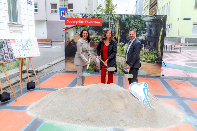 v.l.: Neos-Planungssprecherin Selma Arapović, Planungsstadträtin Ulli Sima (SPÖ) und Favoritens Bezirksvorsteher Marcus Franz (SPÖ) gaben mit einem symbolischen Spatenstich den Startschuss für die Bauarbeiten zur umfassenden Attraktivierung des Grätzls. | Foto: PID/Christian Fürthner