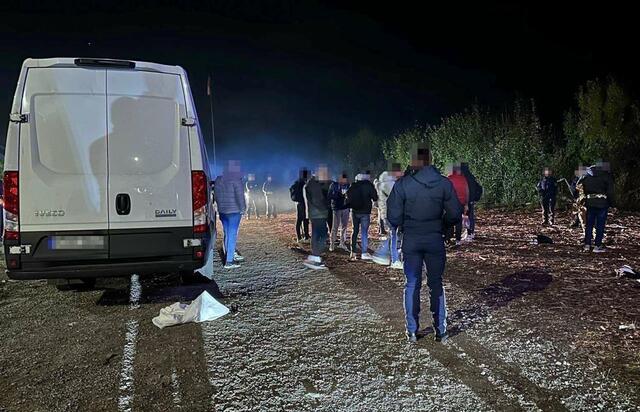 Das mutmaßliche Schlepperfahrzeug wurde am Donnerstagabend in St. Veit angehalten.  | Foto: DOKU-NÖ