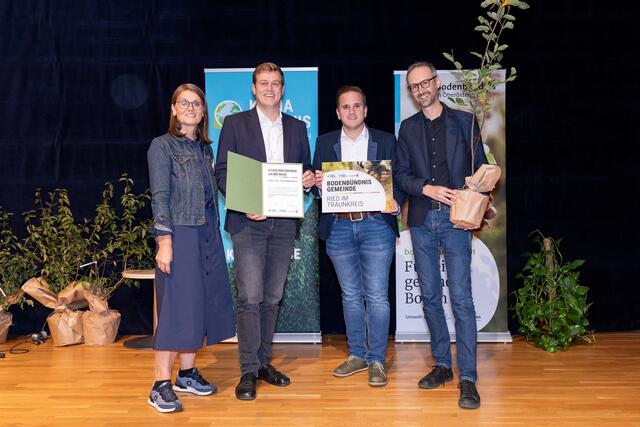 Gerlinde Larndorfer (Bodenbündnis OÖ), Landesrat Stefan Kaineder, Vizebürgermeister und Umweltausschuss-Obmann Markus Tempelmayr aus Ried im Traunkreis und Norbert Rainer vom Klimabündnis OÖ (v.li.) | Foto:  Land OÖ/Margot Haag