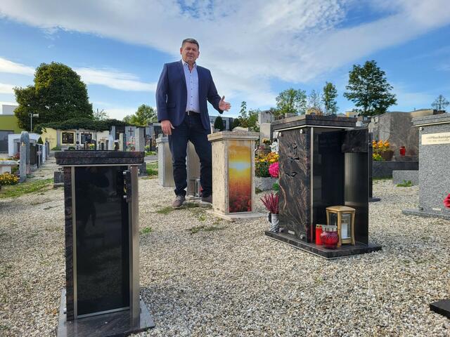 Pflegeleichter Trend: Individuell gestalt- und solarbeleuchtbare Stelen werden bei Bestatter Peter Schöllbauer klassische Gräber zunehmend ablösen. | Foto: Eckhart Herbe