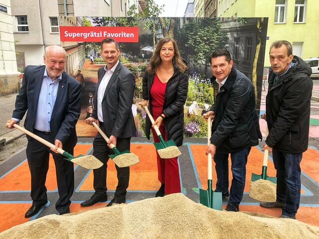 v.l.:Bezirksvorsteher Stellvertreter Gerhard Blöschl, Bezirksvorsteher Marcus Franz), Planungsstadträtin Ulli Sima, Bezirksrat Alexander Prischl, Bezirksrat Kurt Friedl (Alle SPÖ) beim Spatenstich für das Grätzl.
 | Foto: Stadt Wien