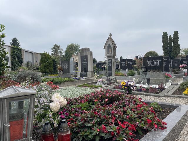 Allerheiligen steht vor der Tür und auch am St. Andräer Friedhof werden die Gräber herausgeputzt. | Foto: Müller