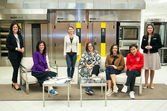 Von links: Landesvors.-Stv. Bettina Stelzer-Wögerer, Landesvorsitzende Margit Angerlehner, Regina Augendopler, Christine Wagner, Julia Speiser, Liu Jia und Landesvors.-Stv. Lisa Sigl. | Foto: cityfoto/Roland Pelzl