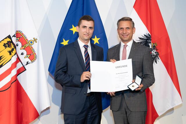 Am 10. Oktober erhielt Sascha Grünsteidl (links) für sein Engagement beim Ring Freiheitlicher Jugend OÖ eine Auszeichnung von Jugendlandesrat Wolfgang Hattmannsdorfer (VP). | Foto: Land OÖ/Krenn