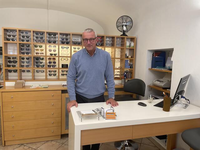 Auch der Optiker Philipp Wanek, der seit 40 Jahren im 1. Bezirk arbeitet, wünscht sich eine verkehrsberuhigte Tuchlauben. | Foto: Anna-Sophie Teischl/RMW